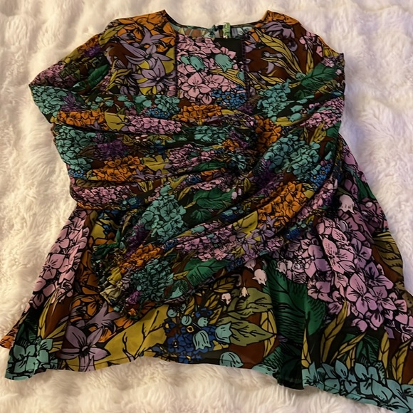 Very pretty Anthropologie blouse. - Picture 2 of 5